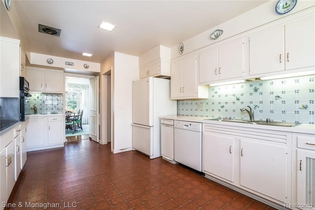 88 Cloverly Road Grosse Pointe, MI 48236 - Photo 11 of 53 013-Kitchen-5620490-medium.jpg