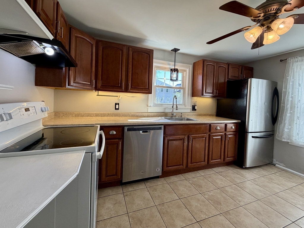37 Elmdale Street West Springfield, MA 01089 - Photo 3 of 20