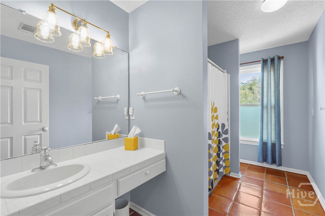 8 Chestley Place Savannah, GA 31406 - Photo 45 of 64 Guest bath with natural light