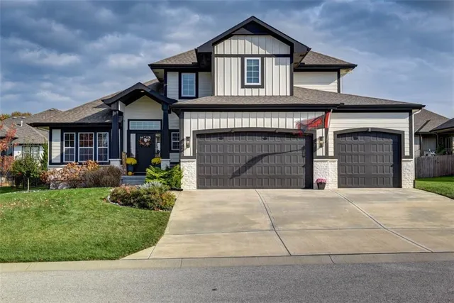 $600,000 | 521 Northeast Hidden View Lane, Lee's Summit, MO 64086