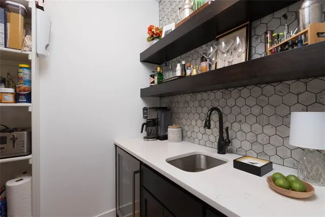 $600,000 | 521 Northeast Hidden View Lane, Lee's Summit, MO 64086