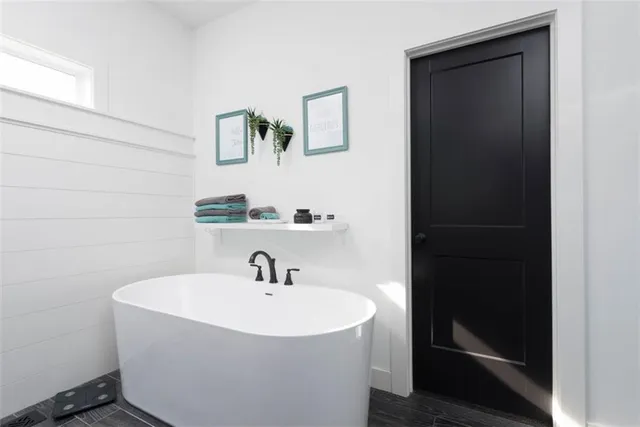 $600,000 | 521 Northeast Hidden View Lane, Lee's Summit, MO 64086