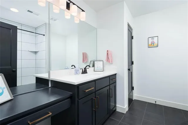 $600,000 | 521 Northeast Hidden View Lane, Lee's Summit, MO 64086