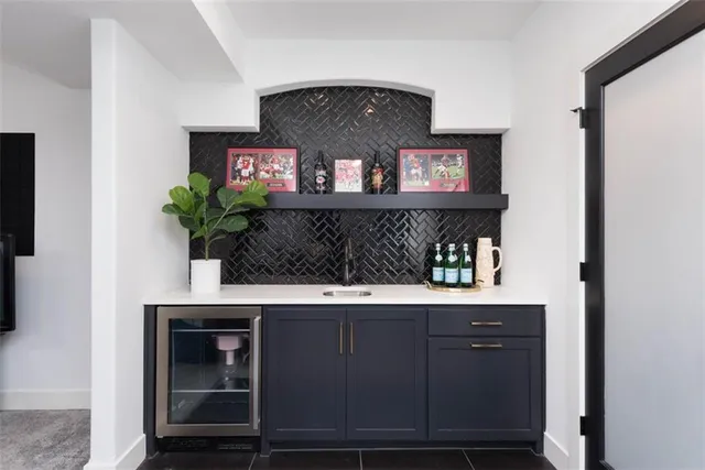 $600,000 | 521 Northeast Hidden View Lane, Lee's Summit, MO 64086