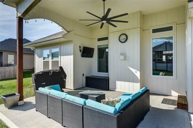 $600,000 | 521 Northeast Hidden View Lane, Lee's Summit, MO 64086