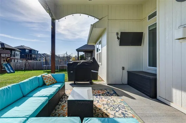 $600,000 | 521 Northeast Hidden View Lane, Lee's Summit, MO 64086