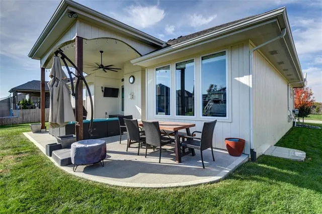 $600,000 | 521 Northeast Hidden View Lane, Lee's Summit, MO 64086