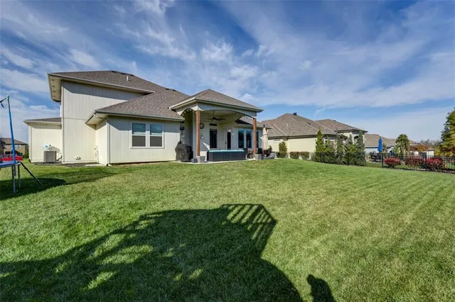 $600,000 | 521 Northeast Hidden View Lane, Lee's Summit, MO 64086