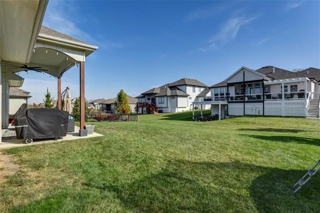 $600,000 | 521 Northeast Hidden View Lane, Lee's Summit, MO 64086