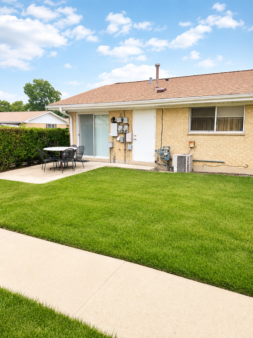 813 Valley Stream Drive, Unit D Wheeling, IL 60090 - Photo 2 of 10
