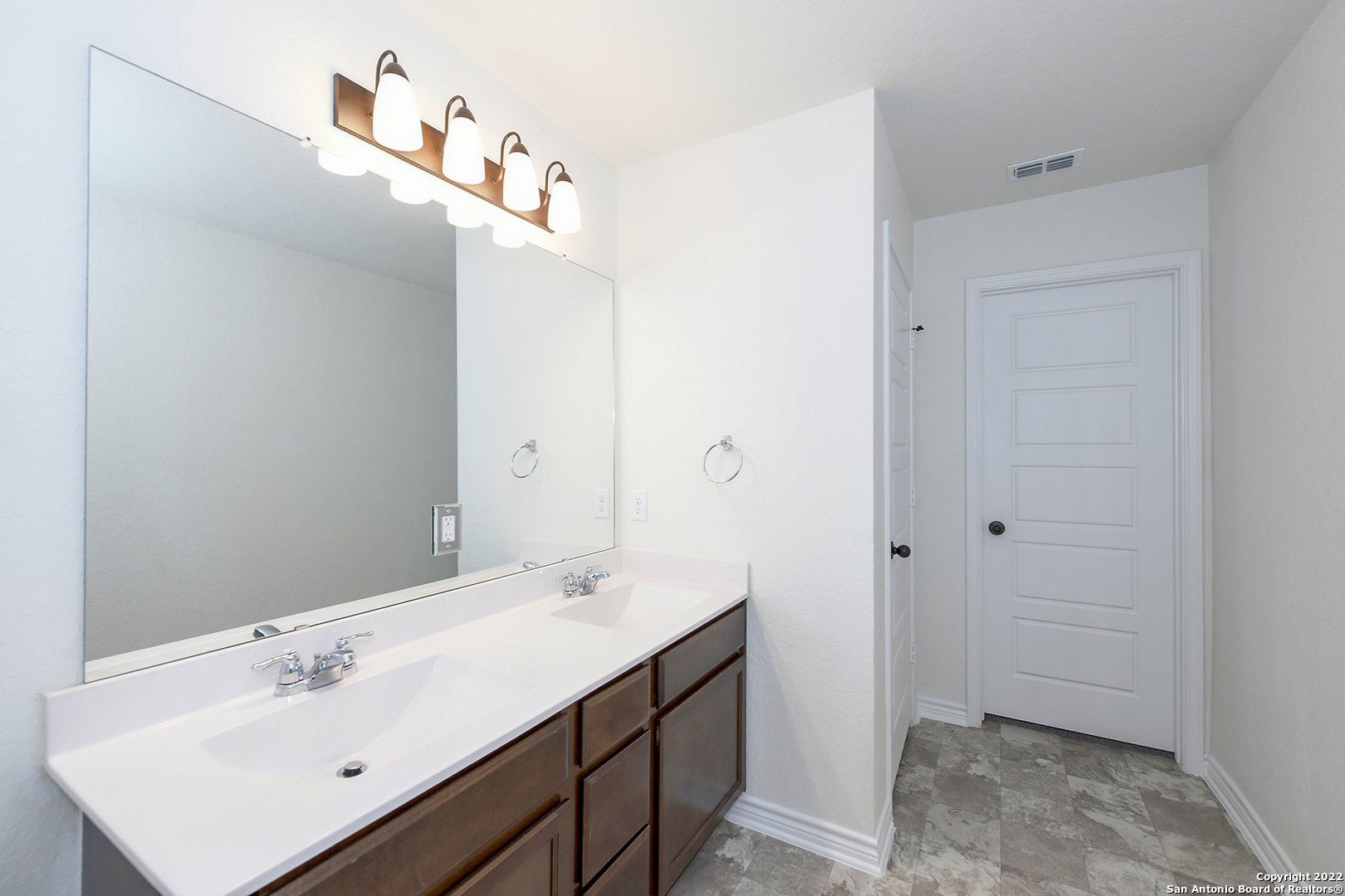 6511 Runaway Row Converse, TX 78109 - Photo 33 of 42 a bathroom with a sink vanity and mirror
