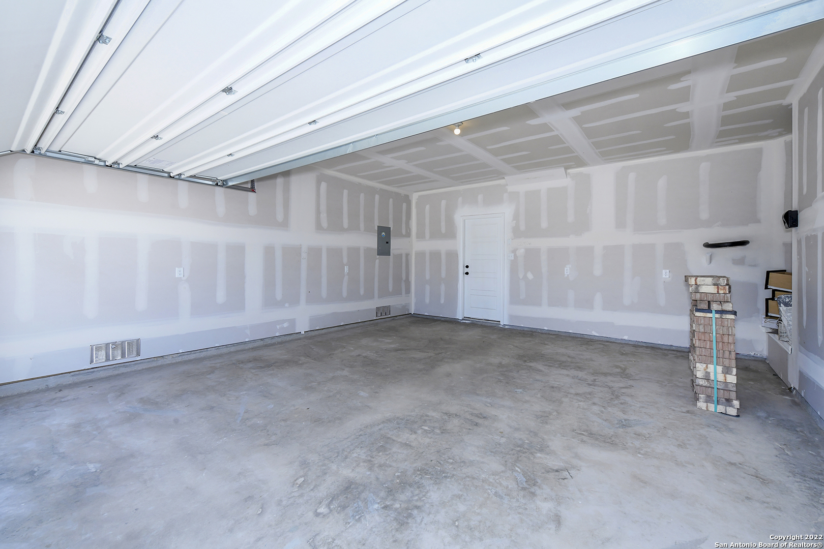 6511 Runaway Row Converse, TX 78109 - Photo 35 of 42 a view of a garage