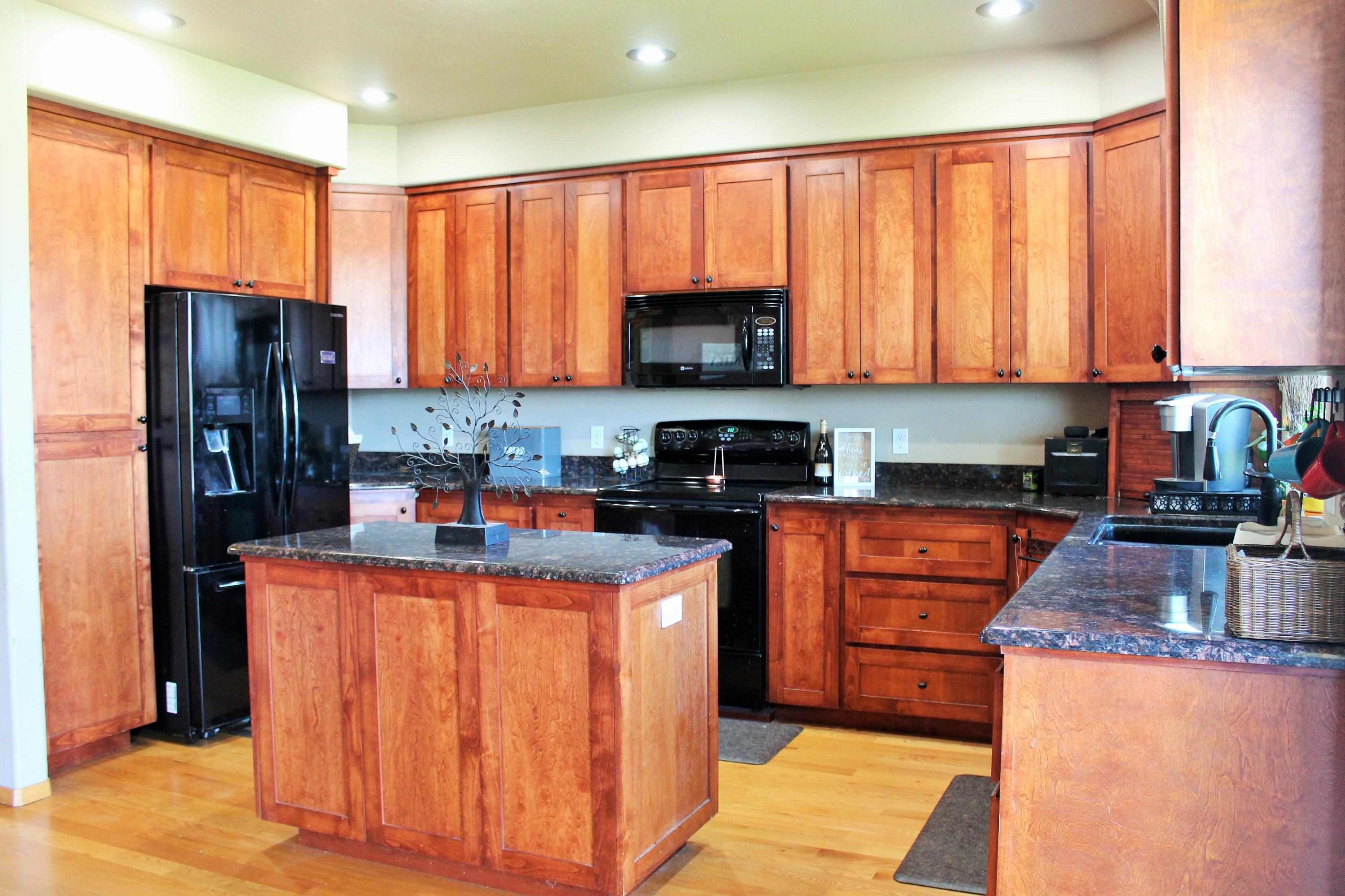 10990 Agate Road Eagle Point, OR 97524 - Photo 4 of 28 Kitchen (1)