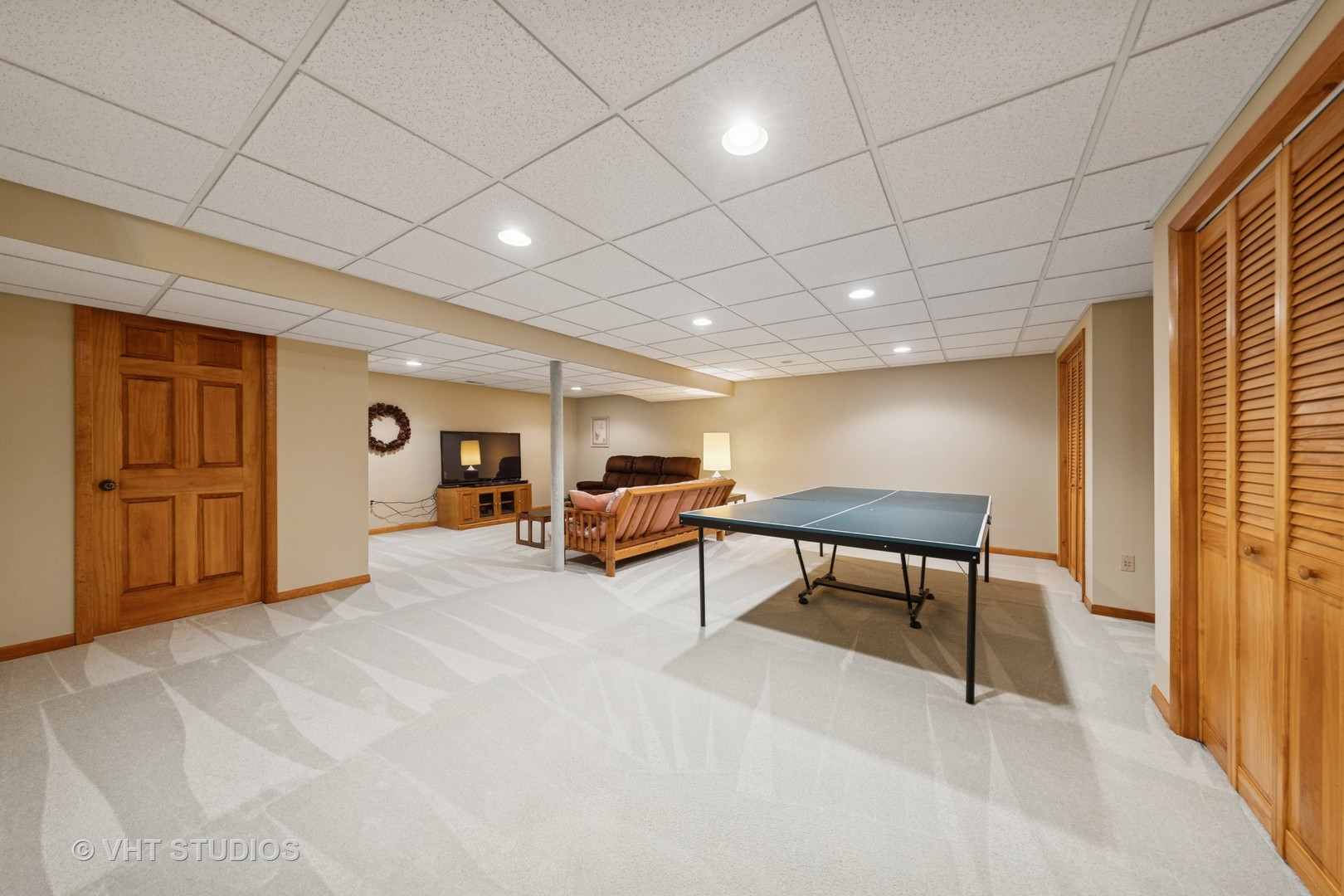 231 Sedgewick Circle St. Charles, IL 60174 - Photo 20 of 24 a view of a livingroom with furniture and window
