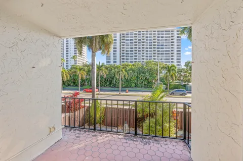 $425,000 | 2212 Northeast 7th Street, Hallandale Beach, FL 33009