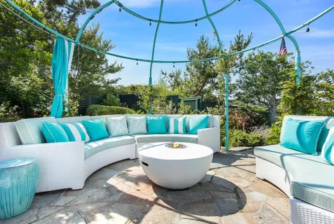 a view of a bathtub in patio with a garden