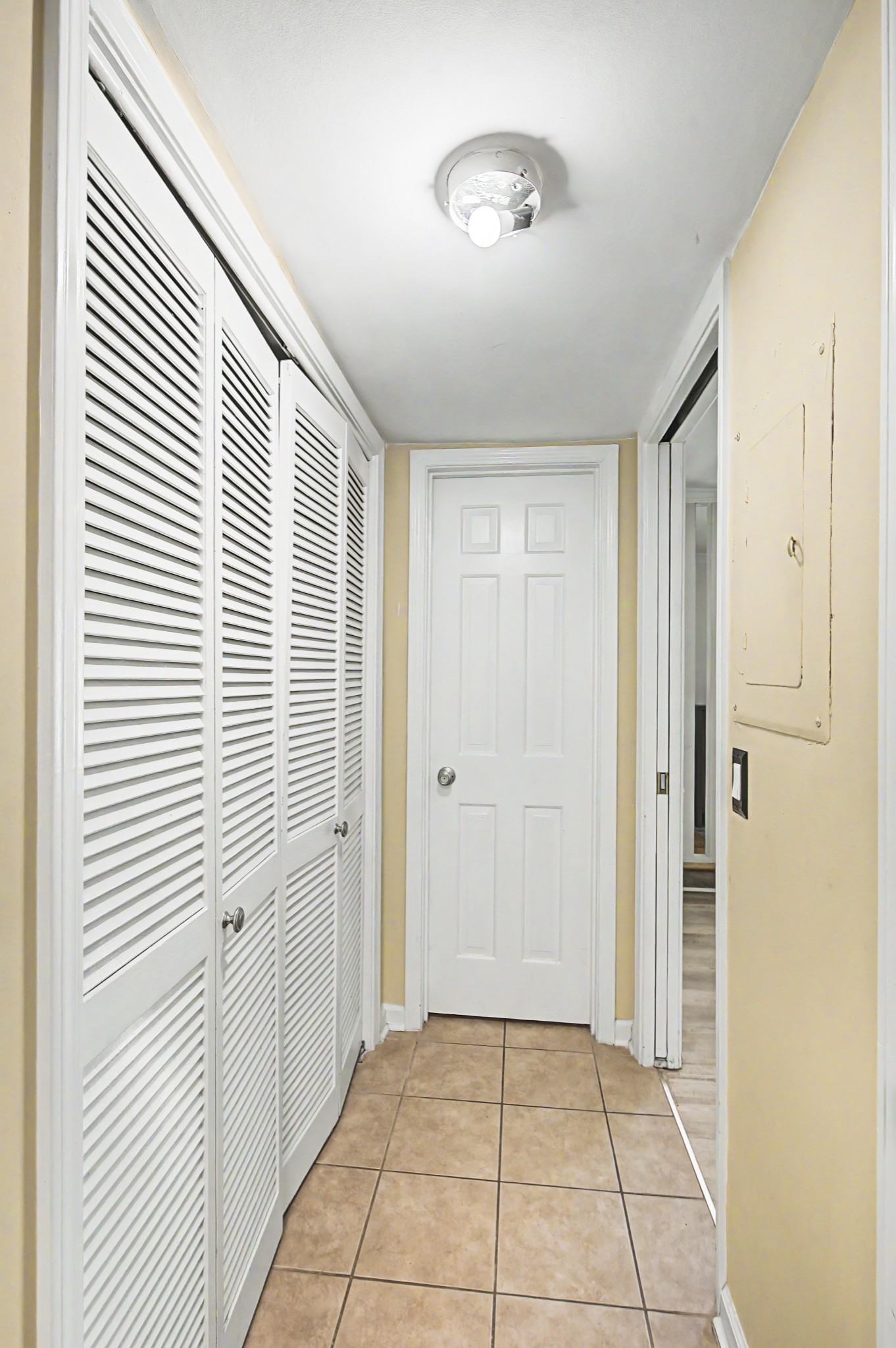 8300 Sawyer Brown Road, Unit A304 Nashville, TN 37221 - Photo 27 of 57 a view of a livingroom with an entryway