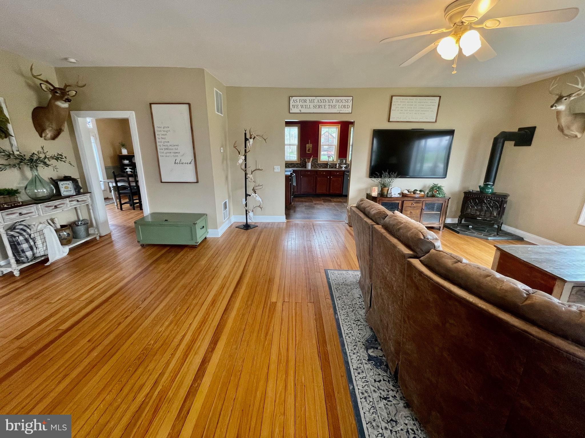 384 Mt Hope Road Fairfield, PA 17320 - Photo 23 of 58 Living room