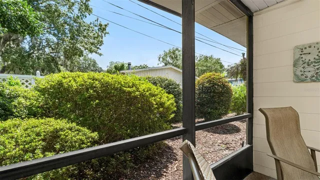 a view of a backyard