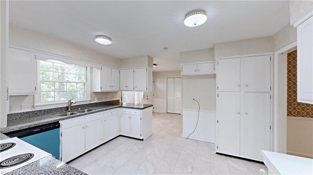 1711 Scarborough Road High Point, NC 27265 - Photo 11 of 33