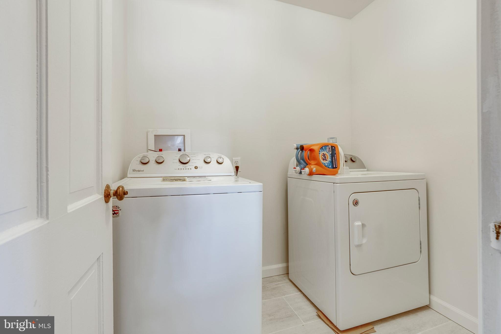 8461 Thames Street Springfield, VA 22151 - Photo 18 of 57 a utility room with dryer and washer