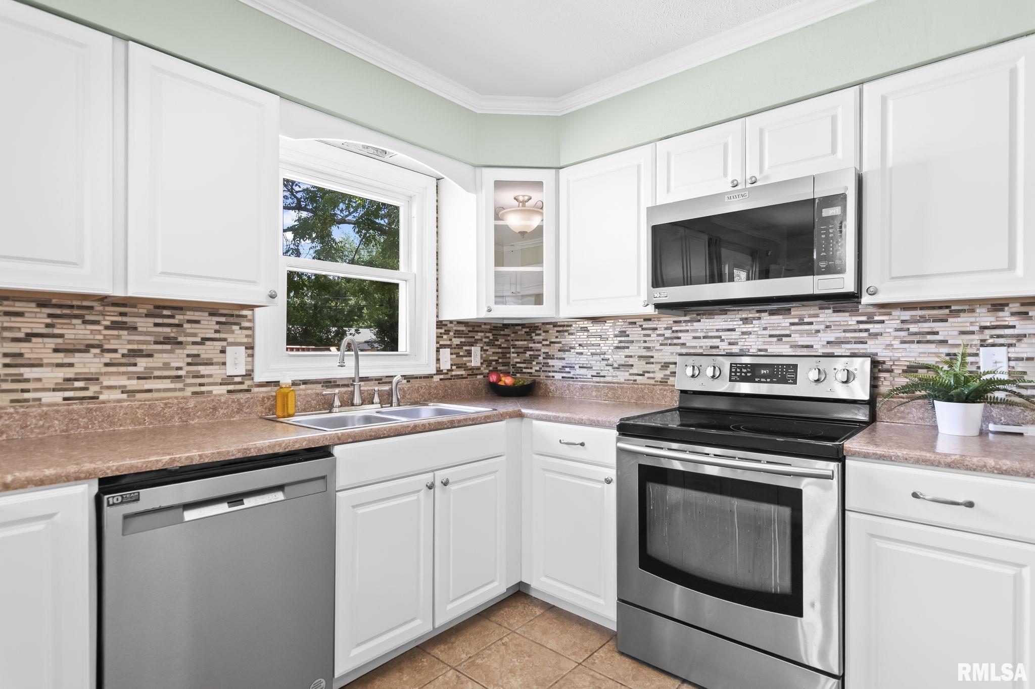 2408 Delaware Drive Springfield, IL 62702 - Photo 8 of 43