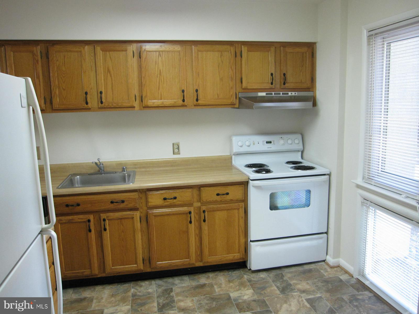 2428 Cloudcroft Square Reston, VA 20191 - Photo 3 of 27 Kitchen