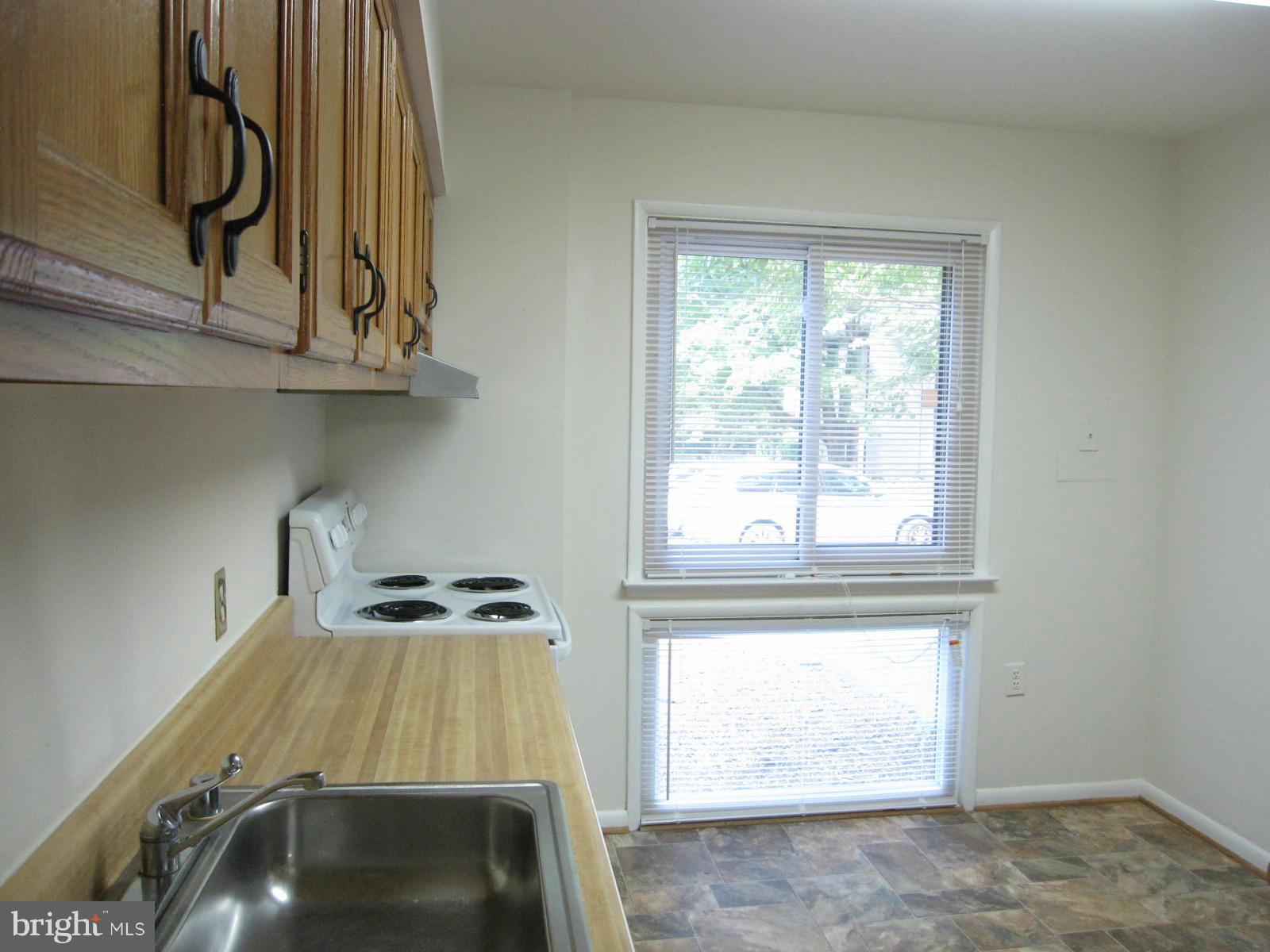 2428 Cloudcroft Square Reston, VA 20191 - Photo 4 of 27 Kitchen