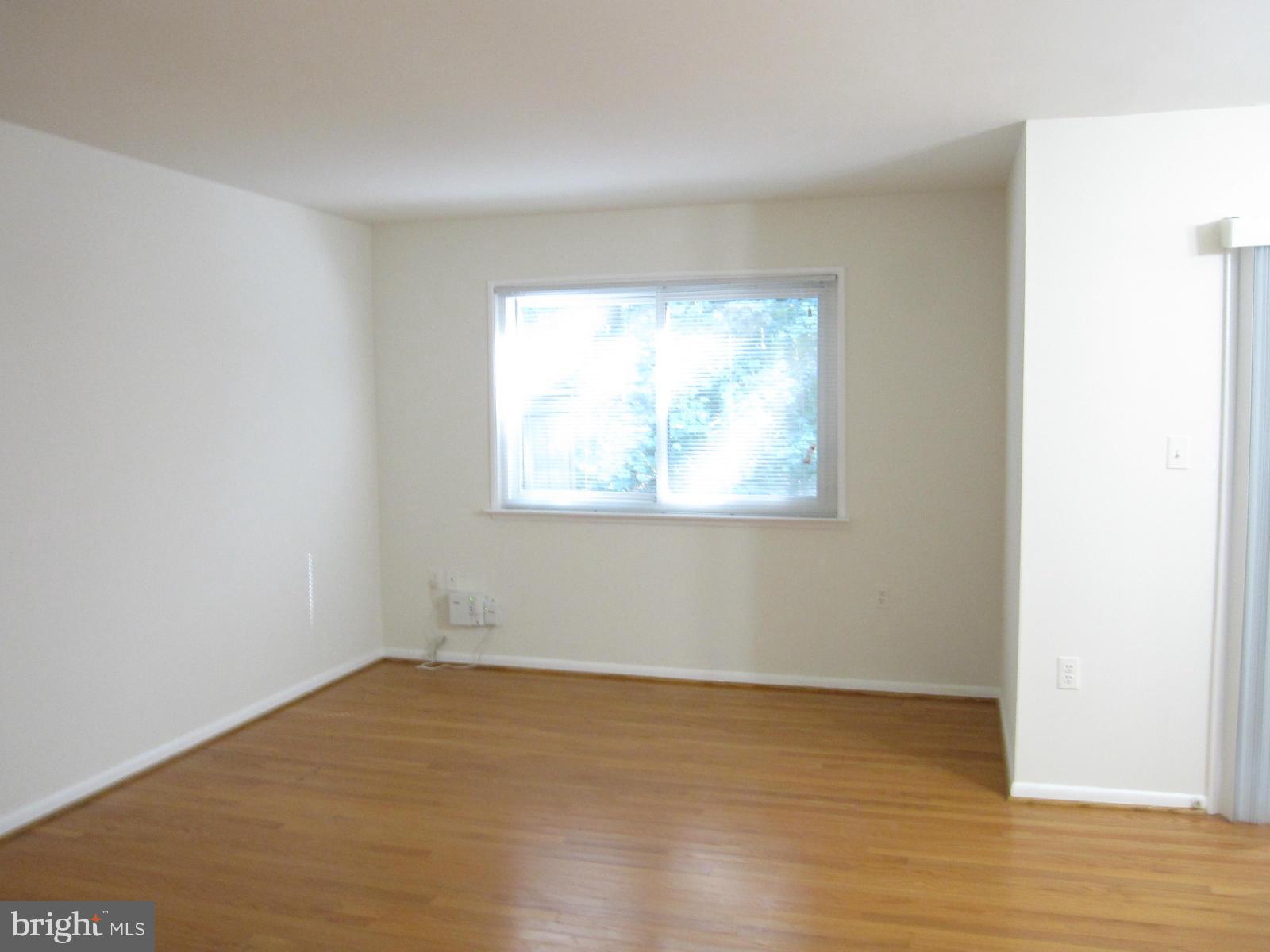 2428 Cloudcroft Square Reston, VA 20191 - Photo 8 of 27 Living Room