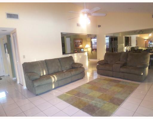 1460 Egret Road Homestead, FL 33035 - Photo 6 of 16 Den/Family/Great Room