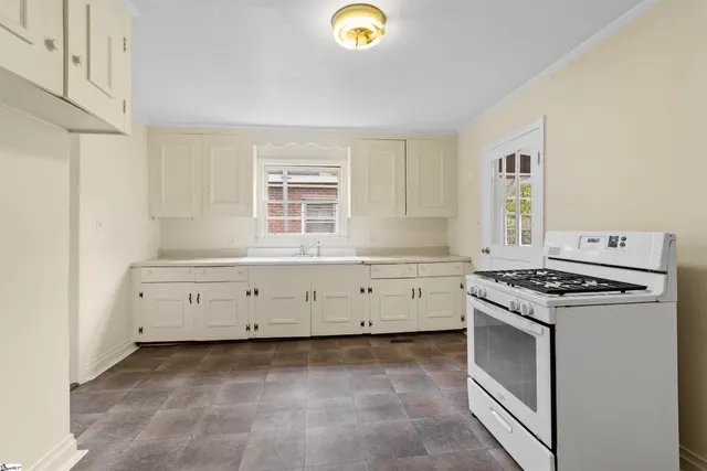 $325,000 | 509 West Carolina Avenue, Clinton, SC 29325