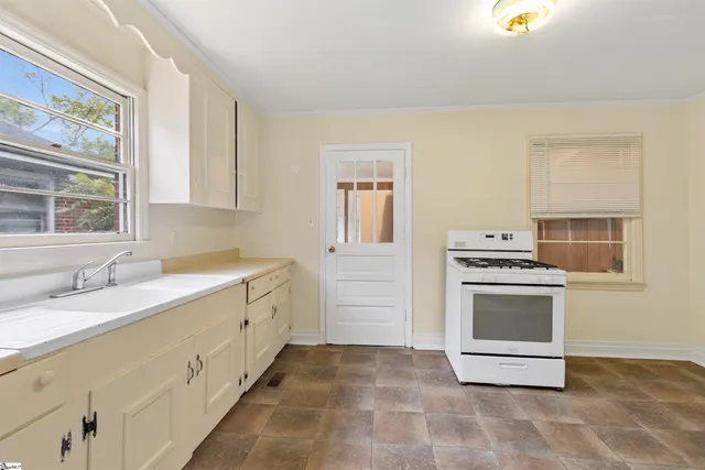 $325,000 | 509 West Carolina Avenue, Clinton, SC 29325