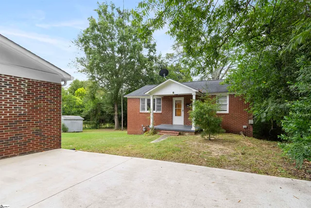 $325,000 | 509 West Carolina Avenue, Clinton, SC 29325