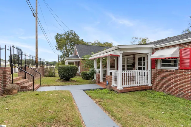 $325,000 | 509 West Carolina Avenue, Clinton, SC 29325