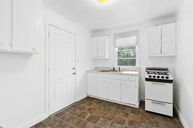 $325,000 | 509 West Carolina Avenue, Clinton, SC 29325