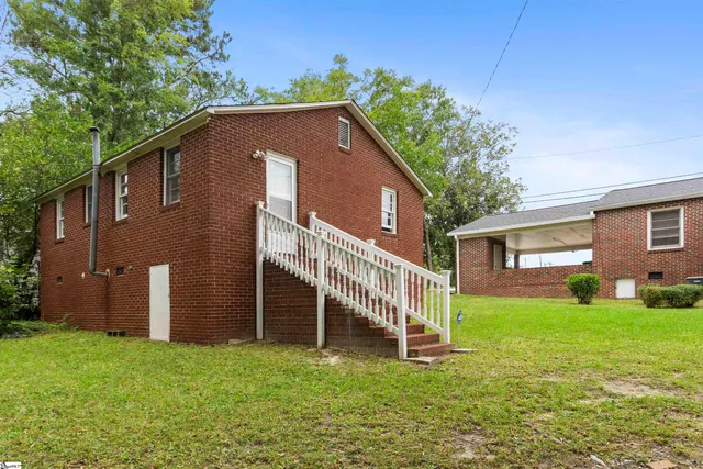 $325,000 | 509 West Carolina Avenue, Clinton, SC 29325