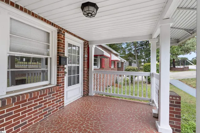 $325,000 | 509 West Carolina Avenue, Clinton, SC 29325