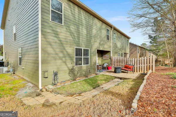 a view of a backyard