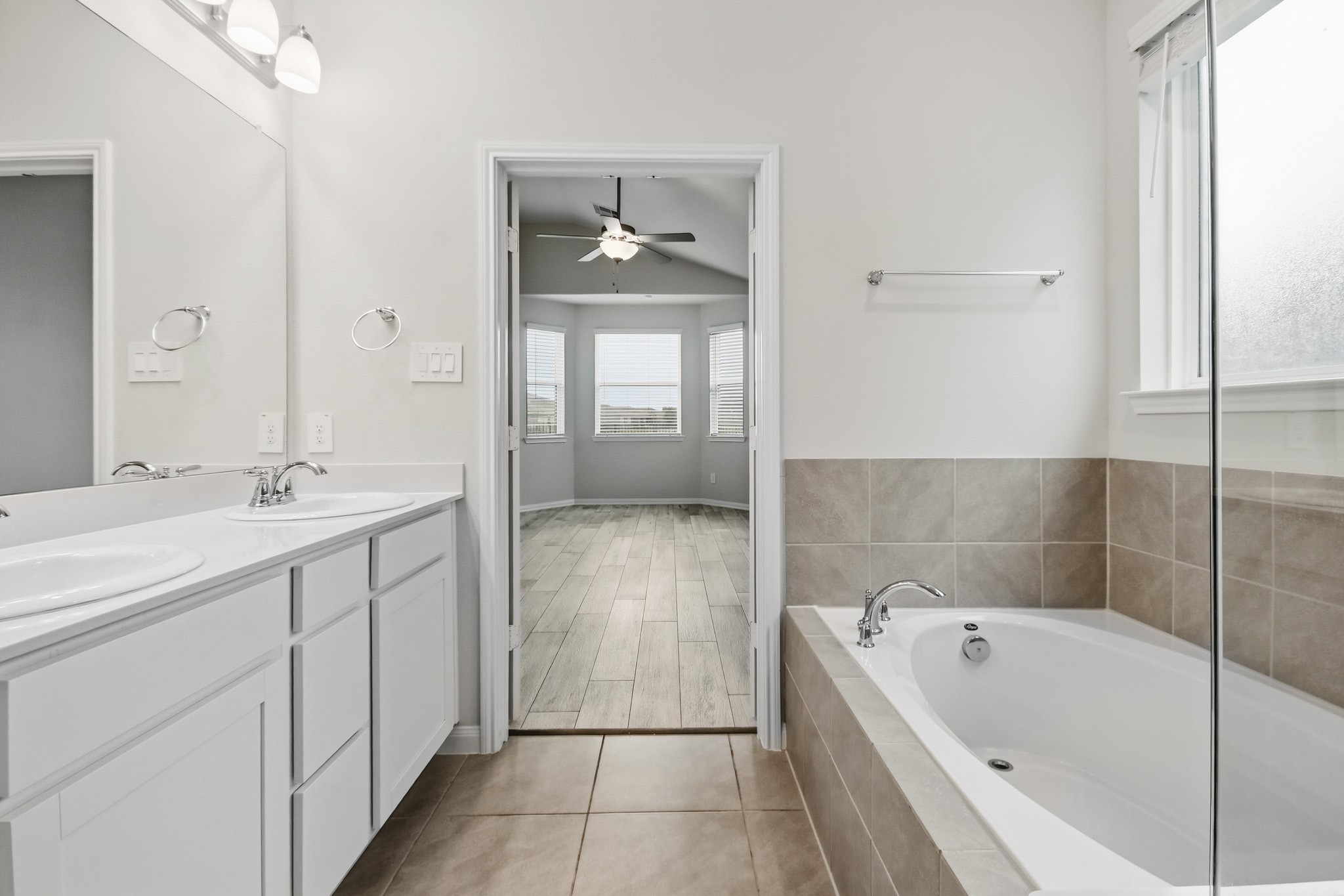 10723 Clfs Vw Drive Rosharon, TX 77583 - Photo 21 of 50 Additional view of the primary bathroom overlooking the primary bedroom