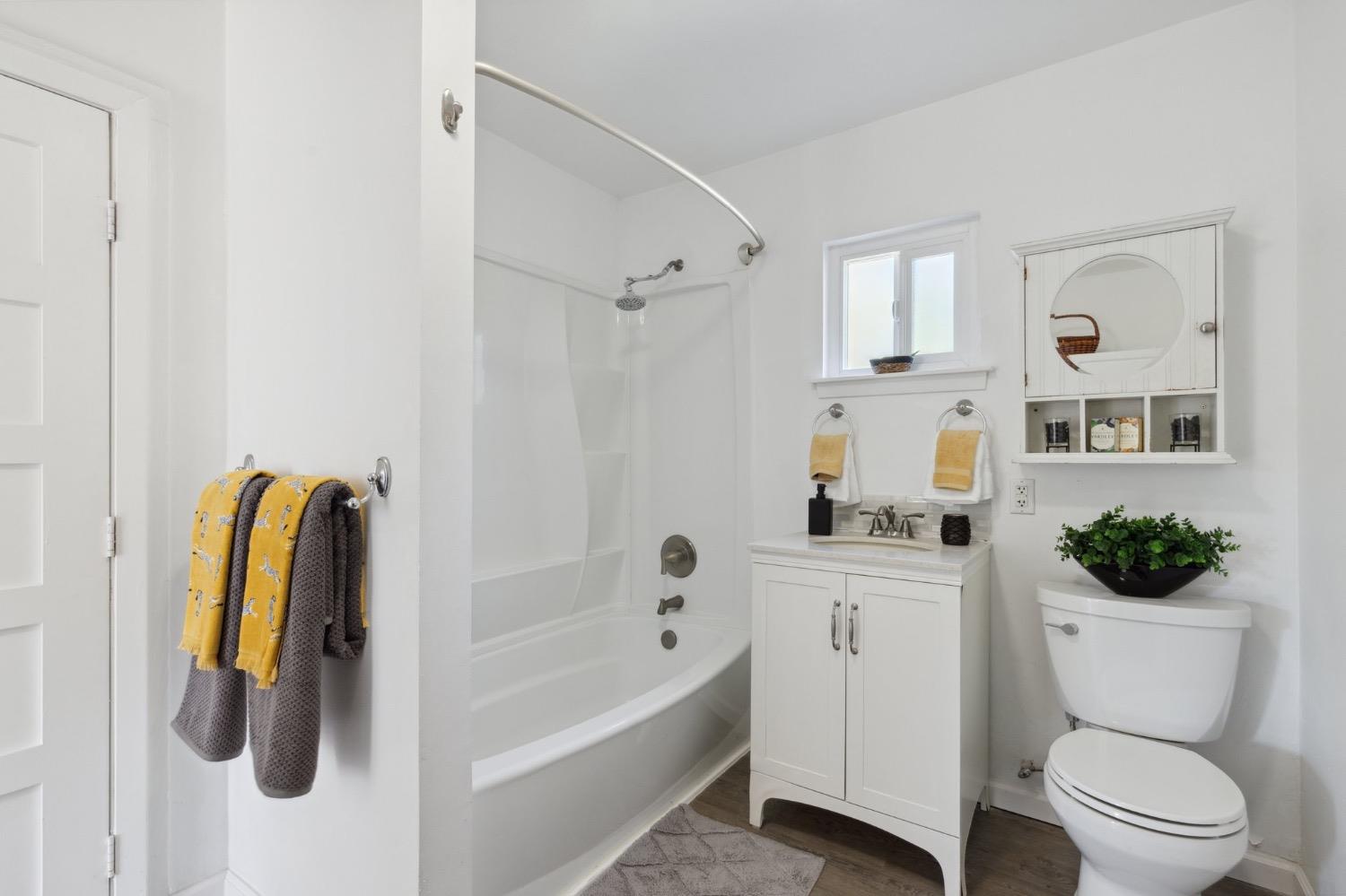 220 Sunnyside Avenue Clovis, CA 93612 - Photo 15 of 38 a bathroom with a sink a toilet and a bathtub