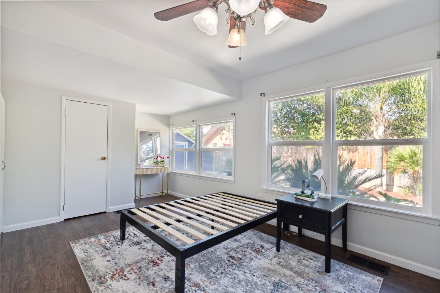 220 Sunnyside Avenue Clovis, CA 93612 - Photo 16 of 38 a view of a livingroom with furniture