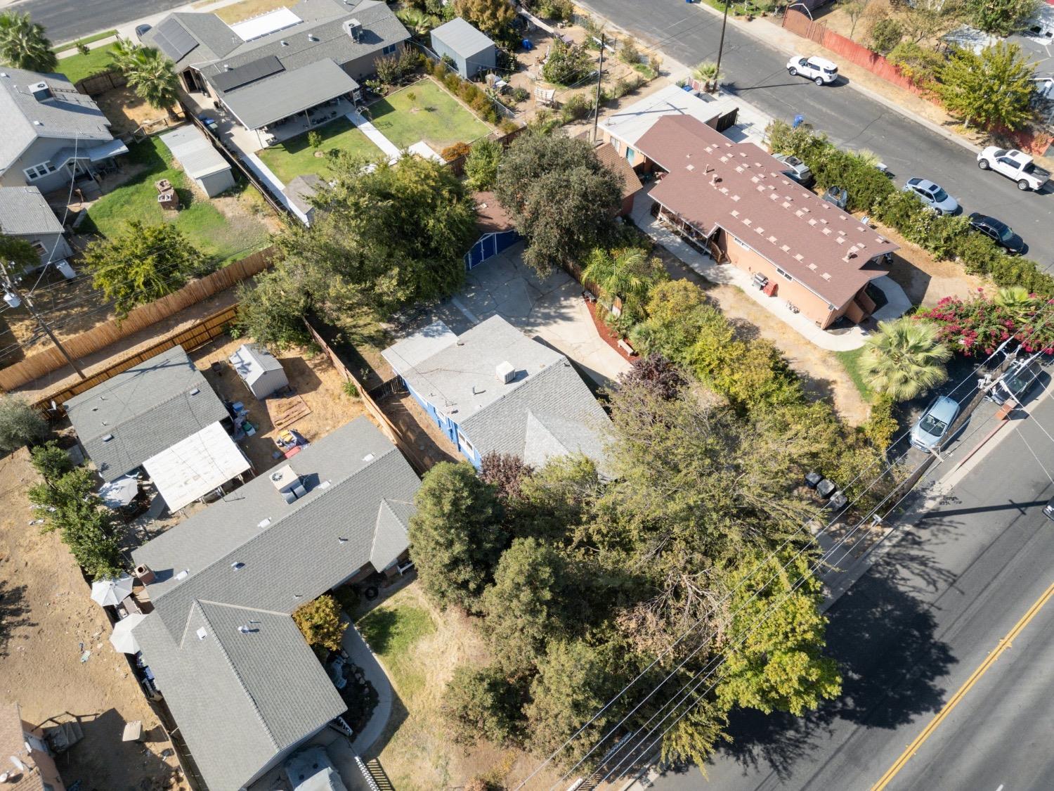 220 Sunnyside Avenue Clovis, CA 93612 - Photo 34 of 38 an aerial view of multiple houses with yard