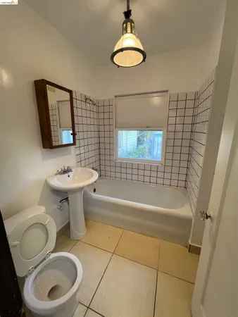 $2,250 | 1727 Alcatraz Avenue, Berkeley, CA 94703