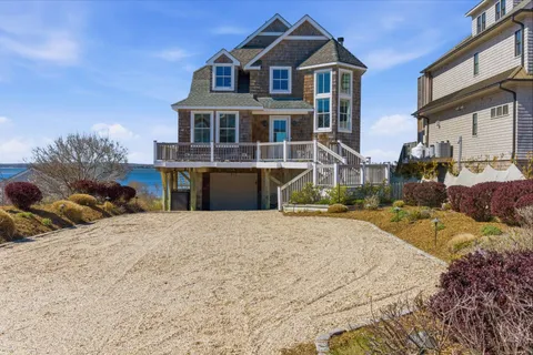 $4,750,000 | 688 Dune Road, West Hampton Dunes, NY 11978