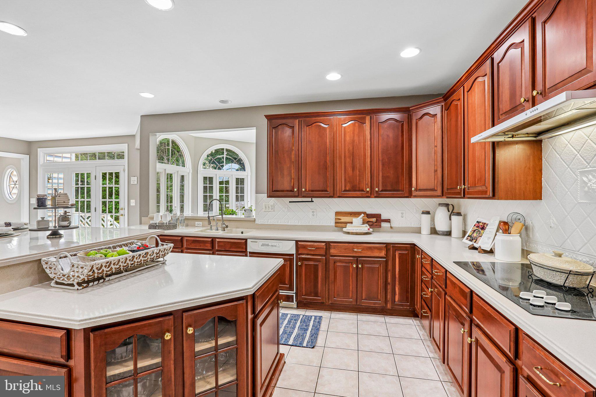 9308 Harrisons Farm Way Gaithersburg, MD 20882 - Photo 12 of 92 Spacious kitchen w/adjoining sunroom