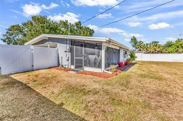 a view of a backyard