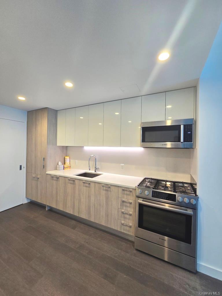 131-05 40 Road, Unit 15R Queens, NY 11354 - Photo 2 of 13