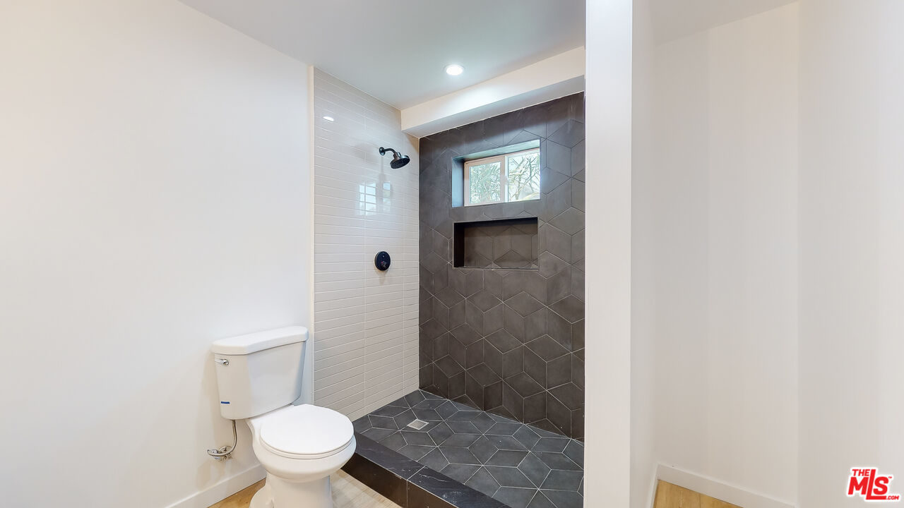 2331 Hauser Boulevard Los Angeles, CA 90016 - Photo 13 of 36