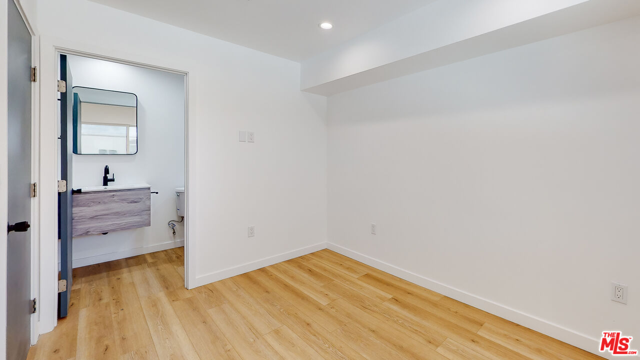 2331 Hauser Boulevard Los Angeles, CA 90016 - Photo 18 of 36