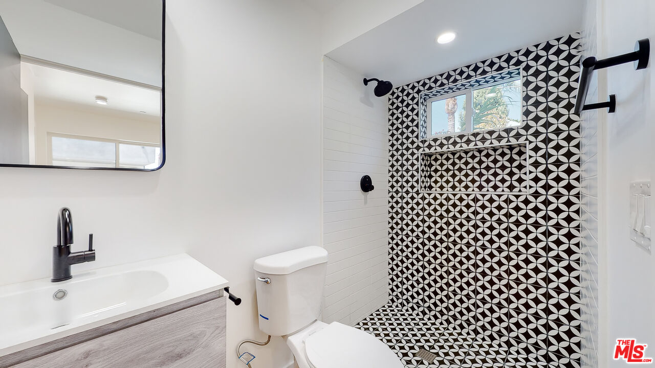 2331 Hauser Boulevard Los Angeles, CA 90016 - Photo 19 of 36